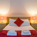 Hotel apartamentowy The Courtyard Carrick on Shannon