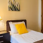 Hotel apartamentowy The Courtyard Carrick on Shannon